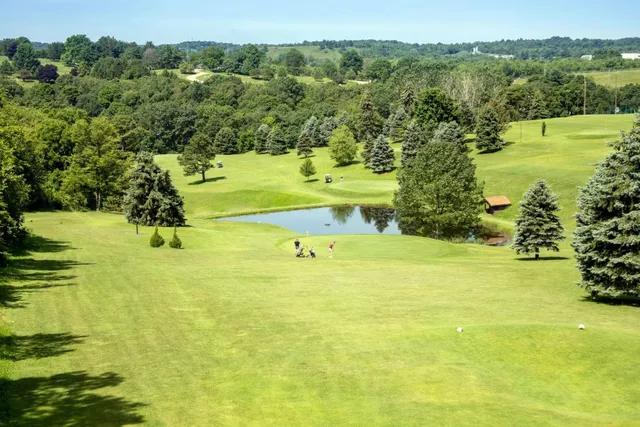 Par-3 golf practice area for short-game improvement